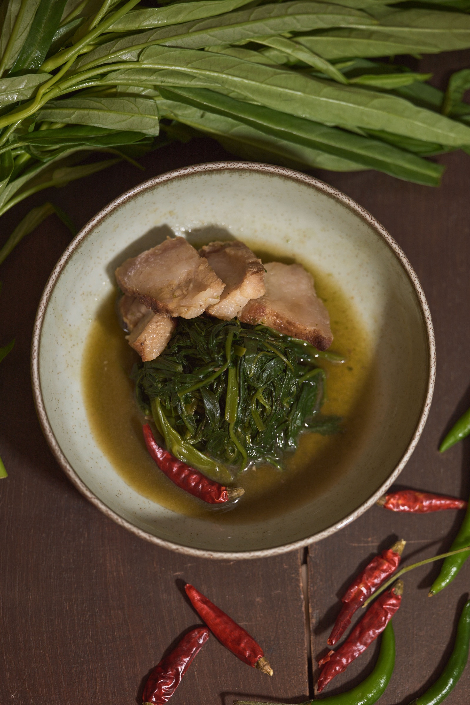 Set fotografico per ristorante asiatico con carne marinata, verdure e peperoncini
