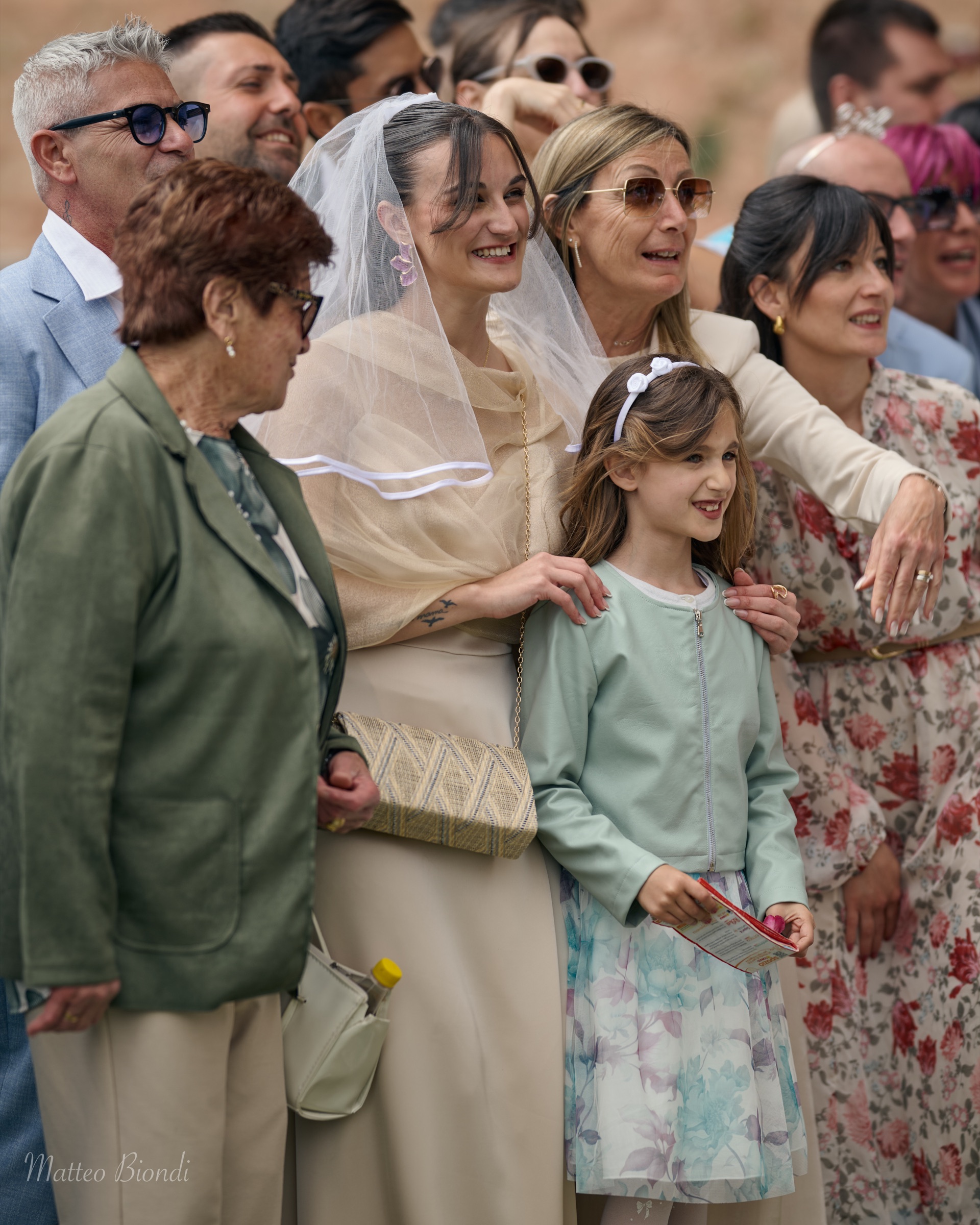 Invitati fotografati durante il ricevimento di matrimonio