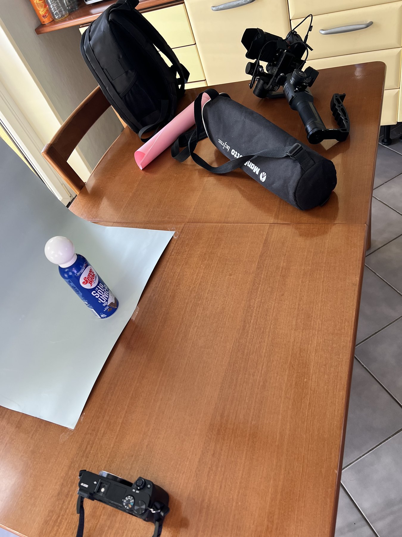 Attrezzatura e prodotto sul set Spray Pan