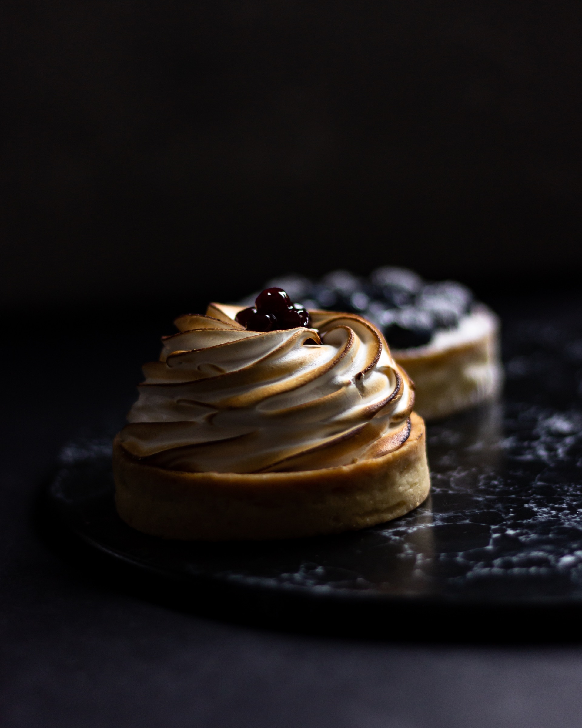 Fotografia food di crostatina artigianale su fondo scuro