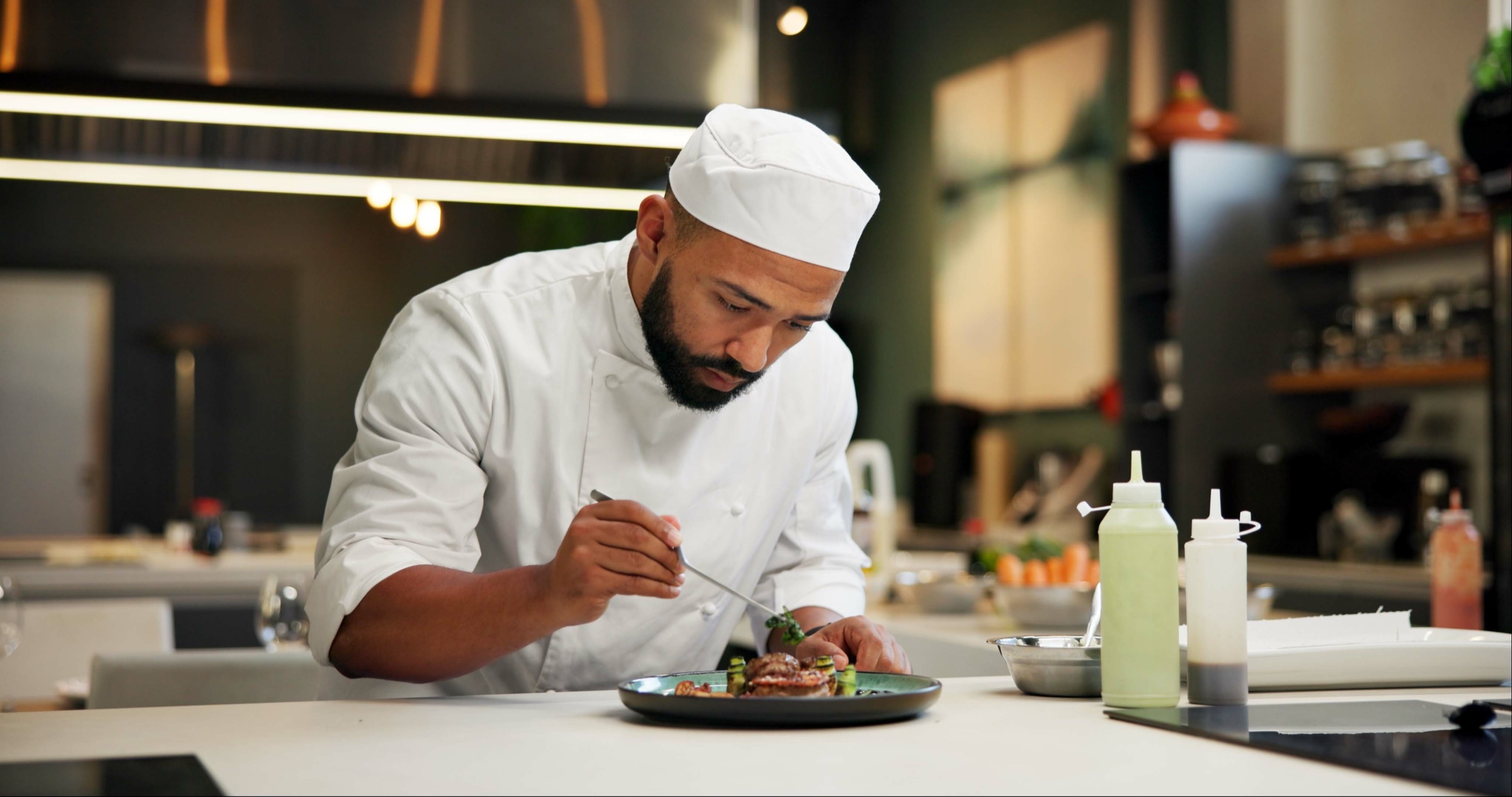Chef al lavoro sulla presentazione di un piatto
