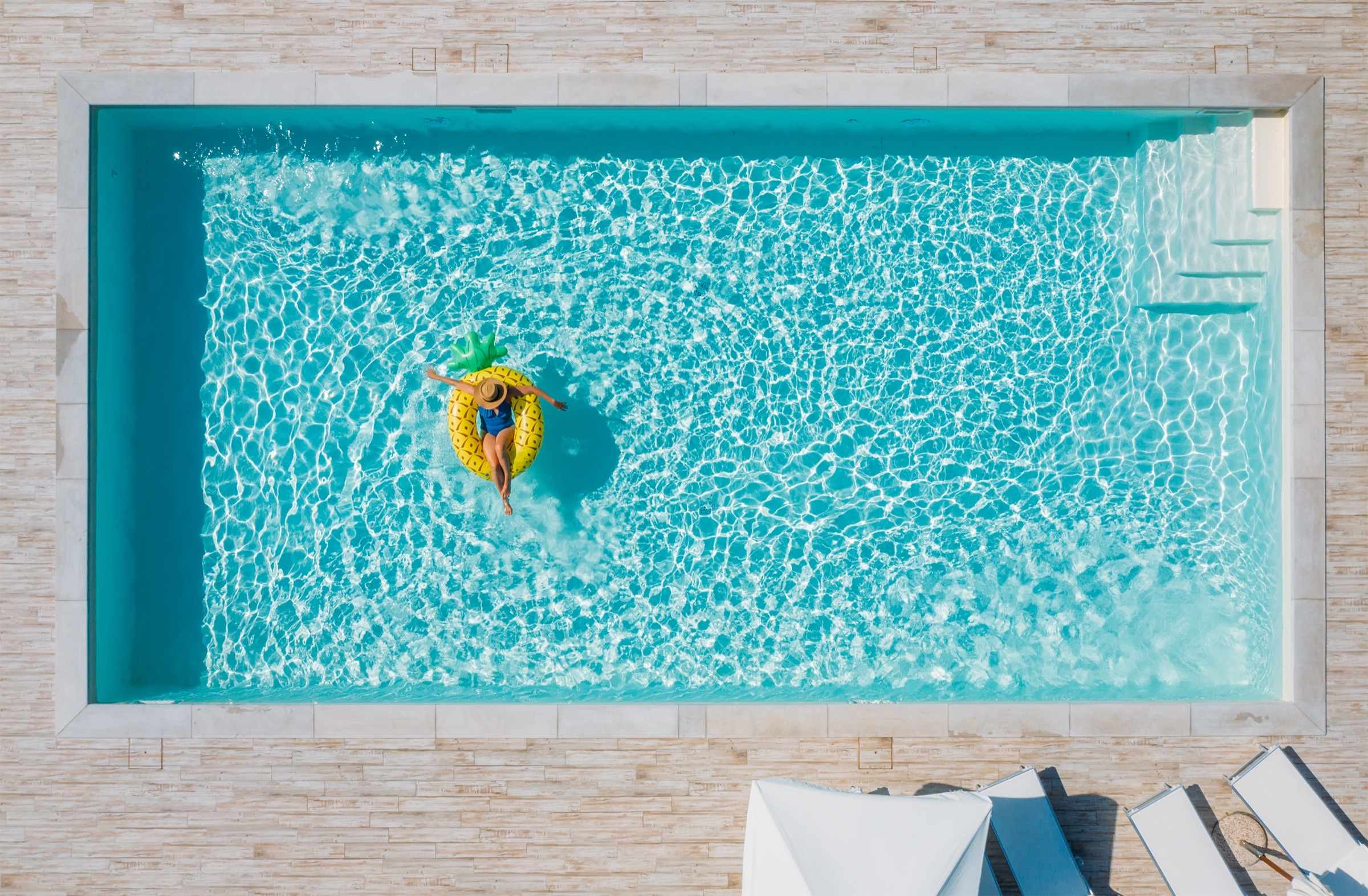 Piscina di hotel vista dall'alto per comunicazione hospitality e strutture ricettive